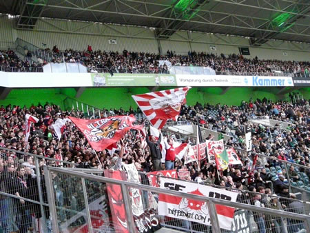 VfB-Fans: lautstark und farbenfroh